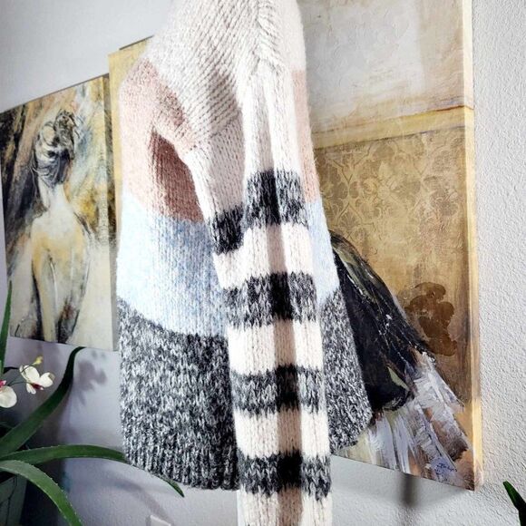 Used: American Eagle Knitted sweater Size M - Picture 3 of 10